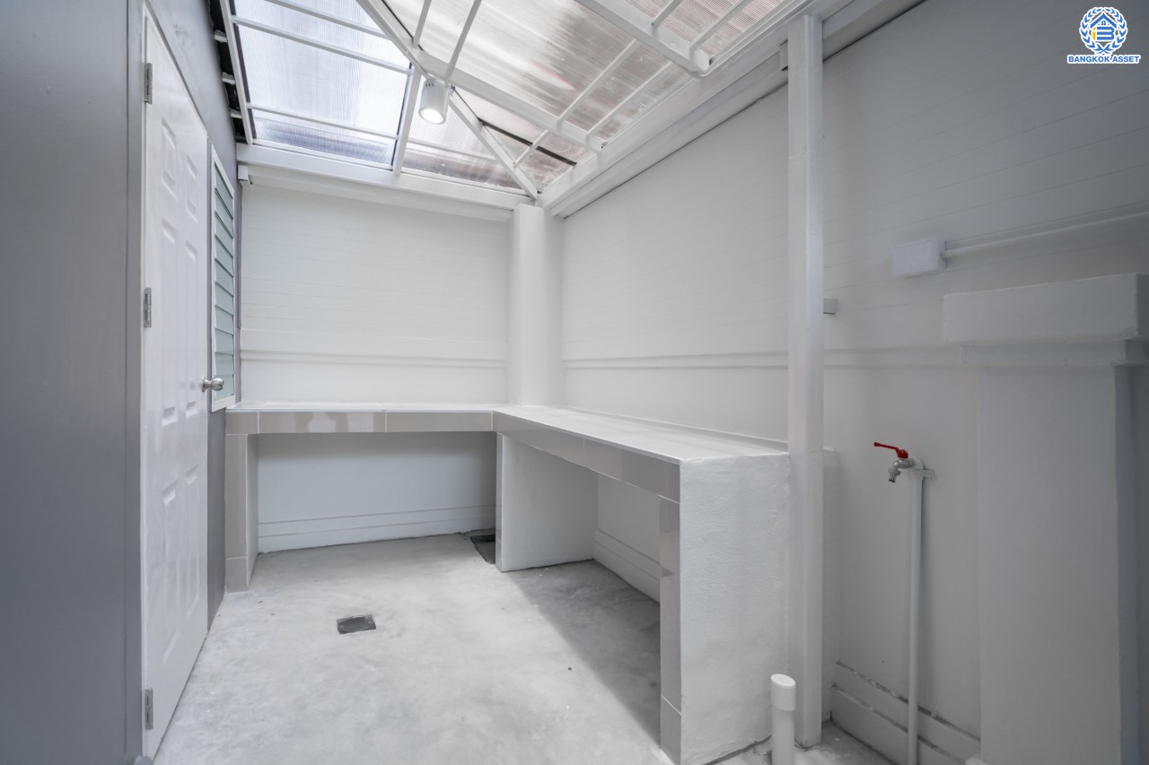 บ้านมือสองตกแต่งใหม่ ม.พฤกษาวิลเลจ11 ท่าอิฐ หลังมุม เนื้อที่ 50.2 ตร.ว. ฟังก์ชันพร้อม 4 ห้องนอน 2 ห้องน้ำ 2 ที่จอดรถ บนทำเลศักยภาพ เข้า-ออกได้ทั้งถ.รัตนาธิเบศร์ และถ.ราชพฤกษ์ ใกล้รถไฟฟ้าสายสีม่วง "สถานีบางรักน้อยท่าอิฐ"